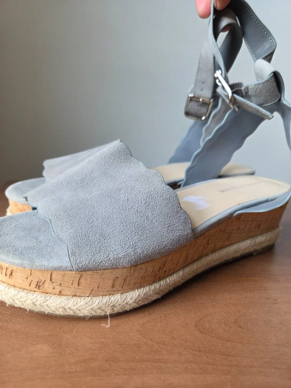 WORN ONCE MARC FISHER FAITFUL GENUINE LEATHER SCALLOPED PLATFORM SANDALS SIZE 9M
